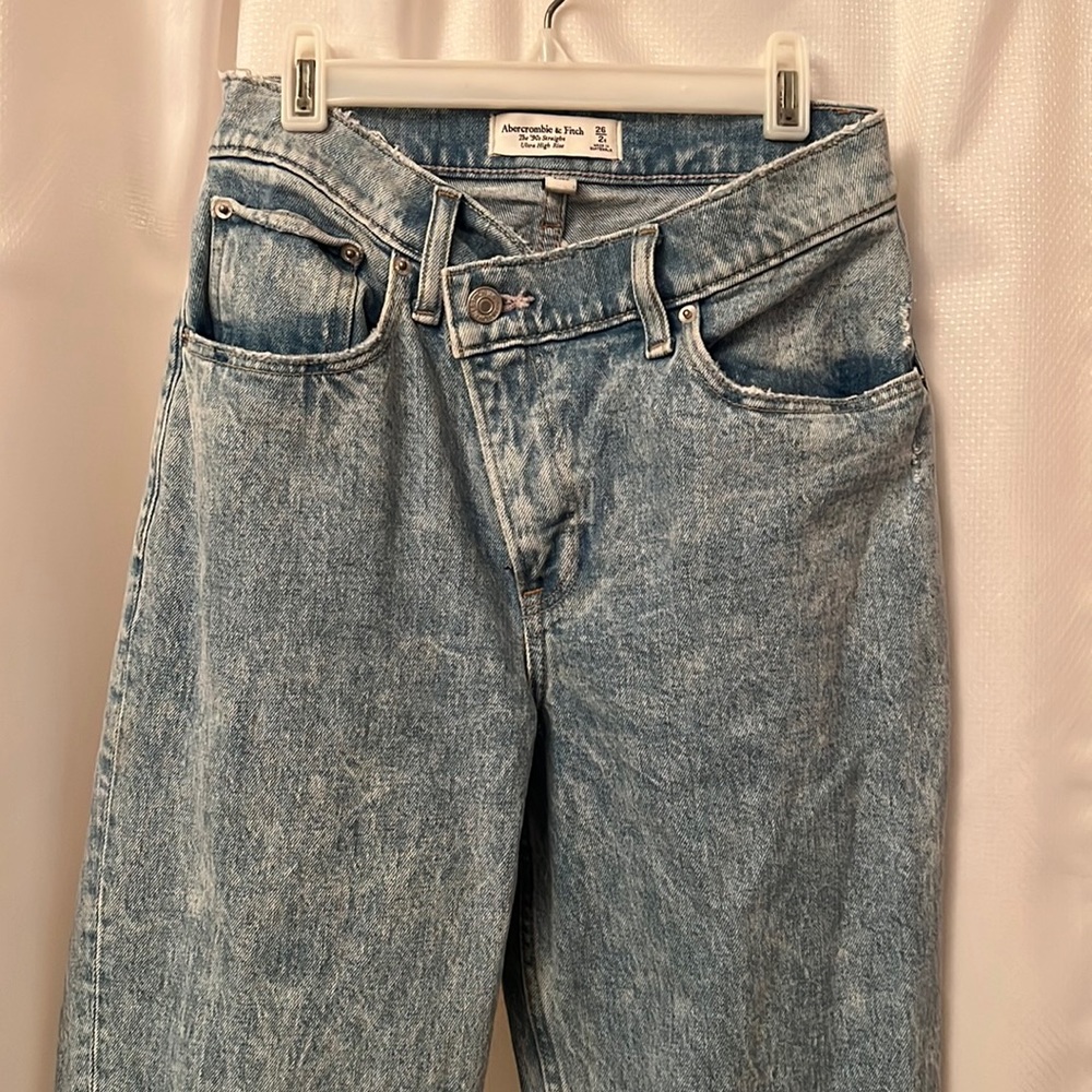 Abercrombie The 90’s straight ultra high rise (curve love) cross cross waist